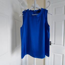 Blouse "Karen Millen"

Military Shell Top

Cobalt Dark Blue Colour

New With Tags

Actual size: cm and m

Length: 61 cm centre front

Length: 64 cm centre back

Length: 42 cm from armpit side

Shoulder width: 36 cm

Volume hands: 40 cm

Volume chest: 93 cm - 94 cm

Volume waist: 98 cm – 99 cm

Volume hips: 1.00 m – 1.02 m

Length: 42 cm before to waist

Size: 10 (UK) Eur 38,US 6

100 % Viscose

Made in Italy