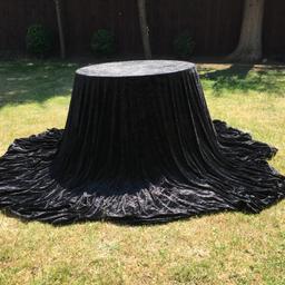 Black Crushed Velvet Table Cloths (x4)

Perfect for wedding or party decor for tables etc

Great for outdoor gatherings decor

Well looked after a lot of material 142 inches approx in diameter faint seam in middle but not very visible due to colour.

No longer required, collection only due to weight
