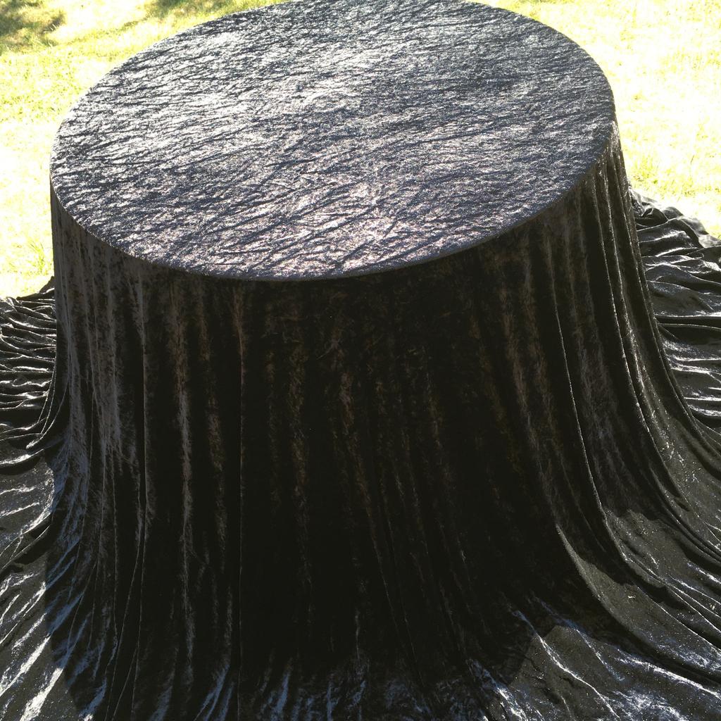 Black Crushed Velvet Table Cloths (x4)

Perfect for wedding or party decor for tables etc

Great for outdoor gatherings decor

Well looked after a lot of material 142 inches approx in diameter faint seam in middle but not very visible due to colour.

No longer required, collection only due to weight