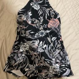 Boohoo
Size 12
Beachwear
Two thin straps which cross over at the back
No damage or bobbles
Stretchy material