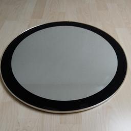 Seltener runder Vintage Spiegel in sehr gutem Zustand mit Gebrauchsspuren
passend zu den Nierentischen mit MetallbEinfassung
50 cm Durchmesser
Versand möglich