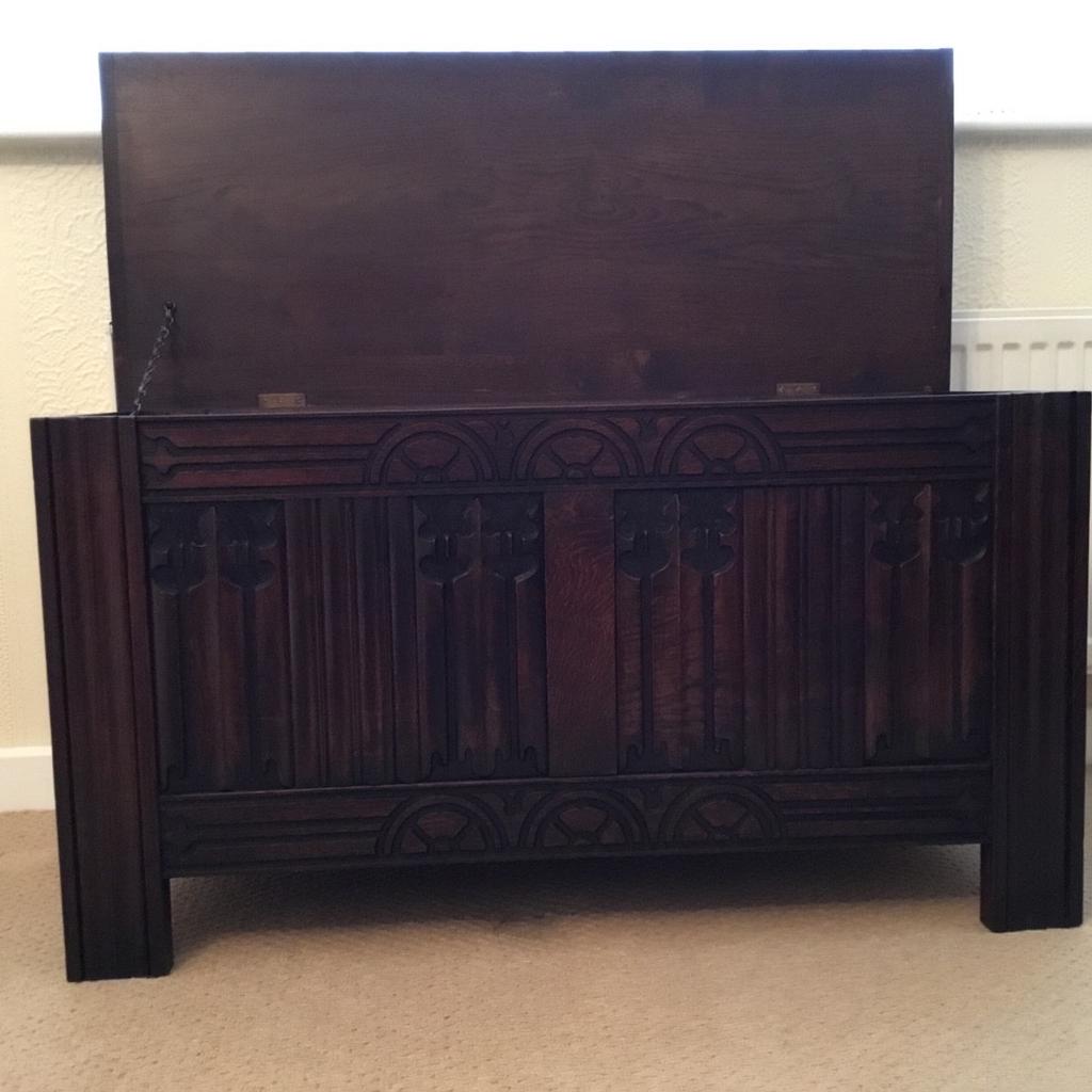 Dark wood blanket box/ wide screen tv chest in very good condition.
Size L 94cm W41cm H51cm.
L37in. W16in. H20inch.