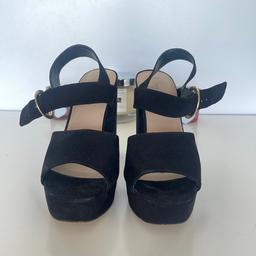 New Look Chunky Heel
Open Toe
Gold Buckle Strap Fastening
Wedge Sandal Style
Size 4
Black Suede
4” Heels