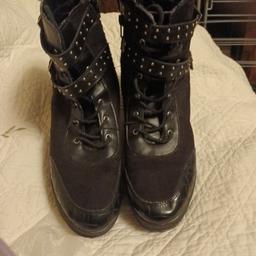 Black boots I'm size 8.
zip sides.
buckles around & lace ups!!
these are Boohoo not boohooman!!
in great condition
as per pics bottoms not even dirrrtttyy
little fraying to tops but could cut off if bothered you.
collect Walkley s6