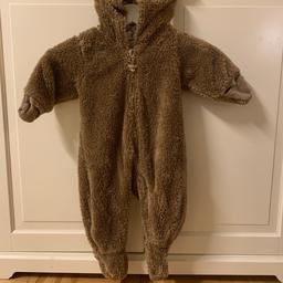 Ein warmer Bärenanzug für Babys für Draußen. Der Anzug hält gut warm ist aber natürlich nicht wasserdicht. Der Anzug ist von H&M in 68. 
Versand möglich 
Bezahlung per PayPal