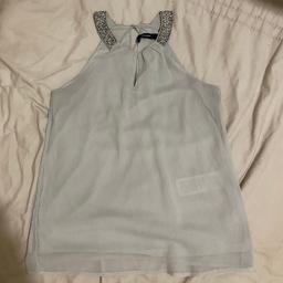 Vero Moda
Size S
Flarey top but not baggy
All beads still in tact
Has a small split below the neck at the front and a longer split behind the neck at the back
Fastens with a small button at the back begind the neck
Some threads have been pulled but can barely be seen when worn