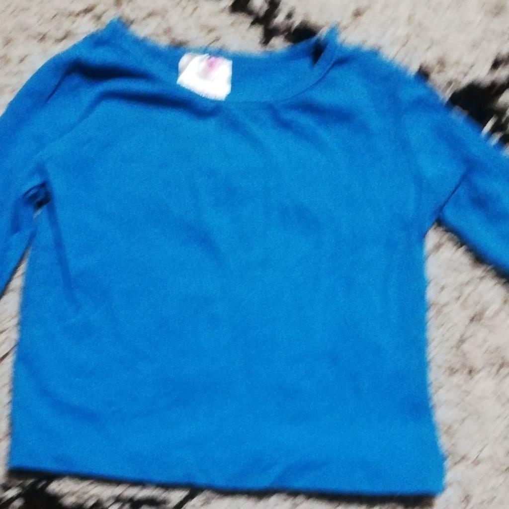 Hier ein schönes Jungen Bekleidungspaket in Größe 74 bestehend aus
- 1 Pullover in Größe 74/80 von Impidimpi in Blau
- 1 Jeans in Größe 74 von Primark in dunkel Blau
Zustand sehr gut, Versand mit Deutsche Post Maxi Brief 1,95 €.