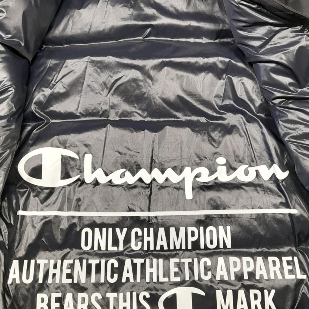 Schwarze Winterjacke der Marke Champion..
Fast wie neu nur ein paar mal getragen...