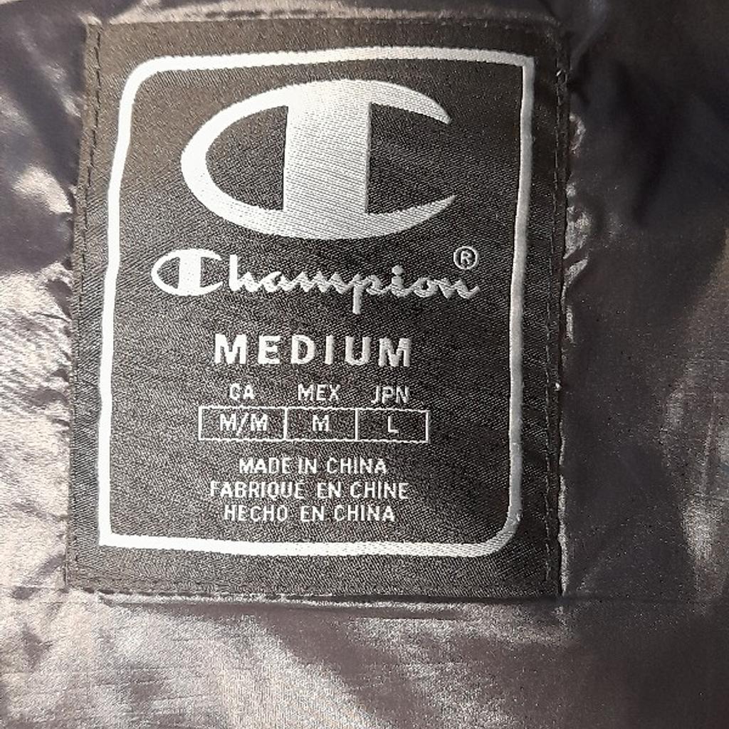 Schwarze Winterjacke der Marke Champion..
Fast wie neu nur ein paar mal getragen...