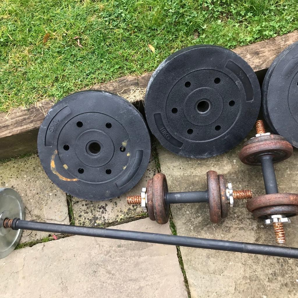 1 x Physkcal weights bench fully adjustable, 1 x 4ft bar, 4 x dumbell bars, 4 x plastic 10kg weights, 8 x 25kg cast iron weights, 4 x 125 kg cast iron weights, 2 x 10kg stainless steel weights. Collection only! WILL SPLIT