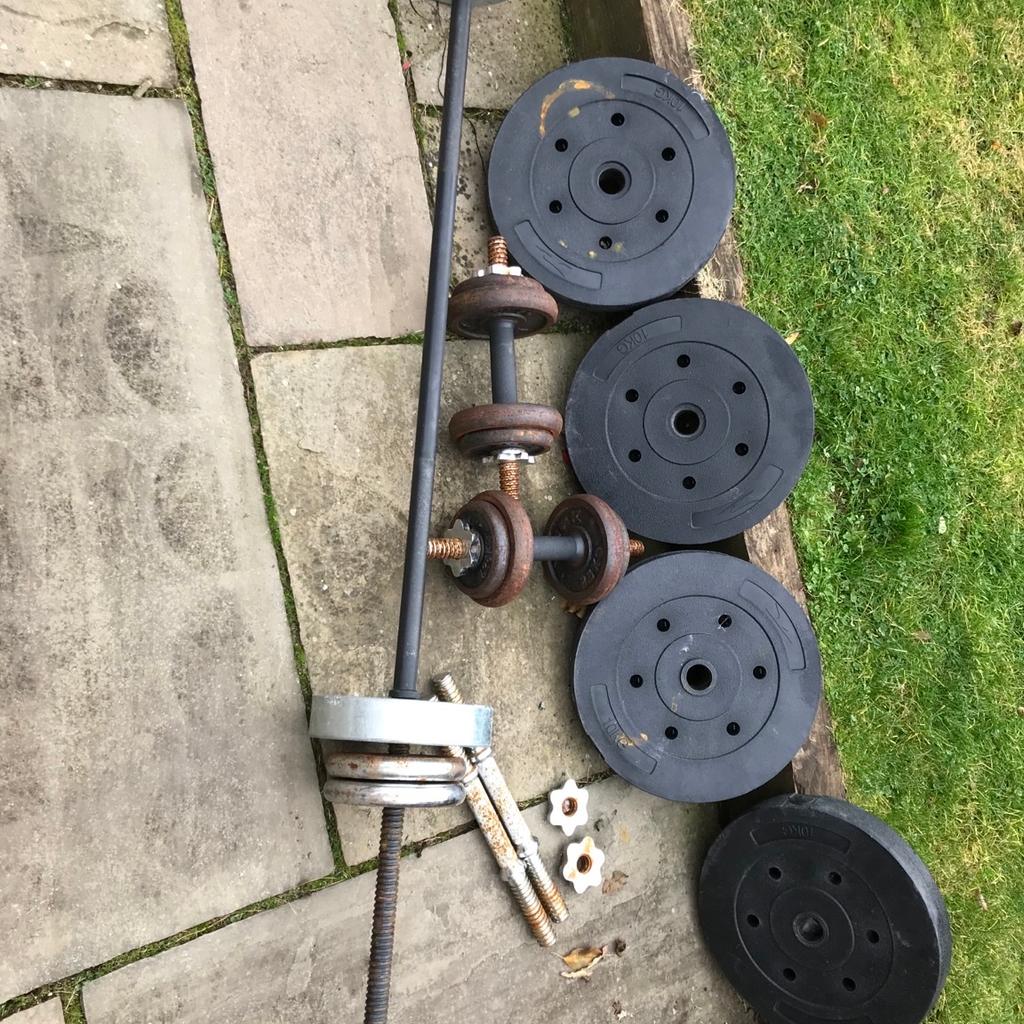 1 x Physkcal weights bench fully adjustable, 1 x 4ft bar, 4 x dumbell bars, 4 x plastic 10kg weights, 8 x 25kg cast iron weights, 4 x 125 kg cast iron weights, 2 x 10kg stainless steel weights. Collection only! WILL SPLIT