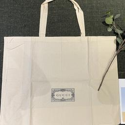 - This is a supersized shopping bag from the official Gucci website as a complimentary VIP gift. It is a not for sale item originally.
- Never used, completely new.
- A green welcome envelope from Gucci will also be included!
- Size: Width: 28.7 in, Height: 20.9 in, Depth: 8.3 in
