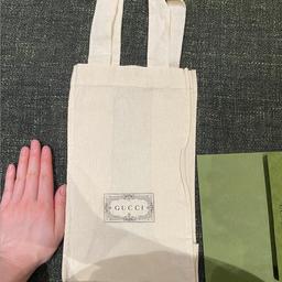 - This is a mini shopping bag from the official Gucci website.
- Never used, completely new.
- A welcome envelope from Gucci will also be included!
- Size: Width: 16 cm, Height: 29 cm, Depth: 10 cm