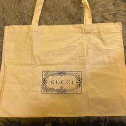 - This is a big cotton unlined shopping bag from the official Gucci website.
- Never used, completely new.
- A green welcome envelope from Gucci will also be included!
- Size: 58 * 28 (without handle) * 18cm, measure by hand, made of cotton, unlined.
- The strap diameter is about 28cm, can be used as a shoulder bag.