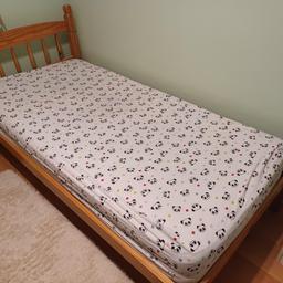 2 single fitted sheets with Panda design.