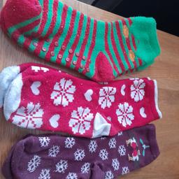 3 pairs of unisex xmas socks 1 Burgandy with snowflakes/2 birds 1 red with snowflakes on 1 thick pair red/green none slip red pads on gcd