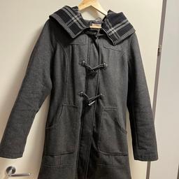 Dufflecoat/Mantel von Orsay mit großer Kapuze
Wollmixmaterial
Gefüttert
Mit zwei Außentaschen und einer Innentasche
Reißverschluss und Riegelschließen
Selbstabholung