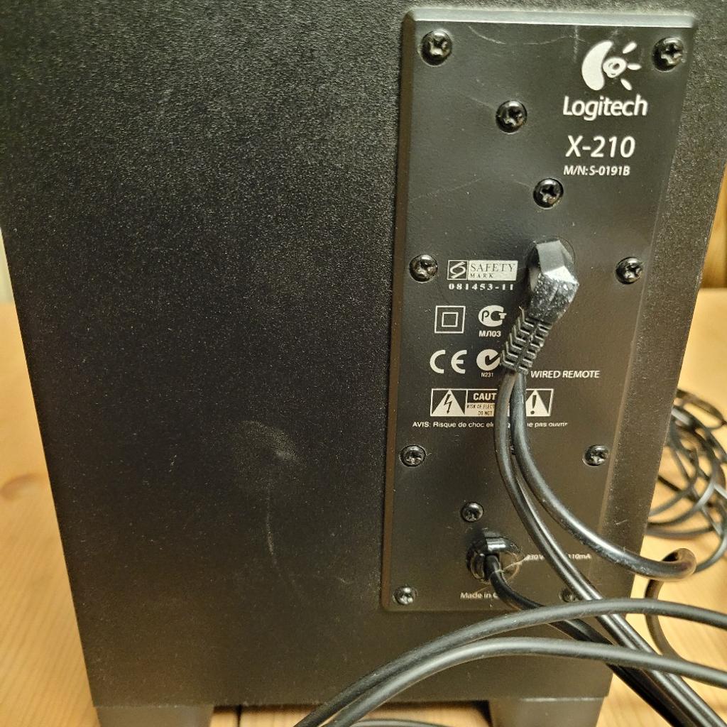 Lautsprechersystem X-210 von Logitech.

Das System ist funktionsfähig, hat aber altersentsprechende Gebrauchsspuren.