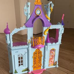 Disney Barbie Puppenhaus, ist in einem guten Zustand, nicht mehr alles an Zubehör vorhanden, aber das Schloss an sich ist vollständig, Verpackung ebenfalls vorhanden, nur Abholung