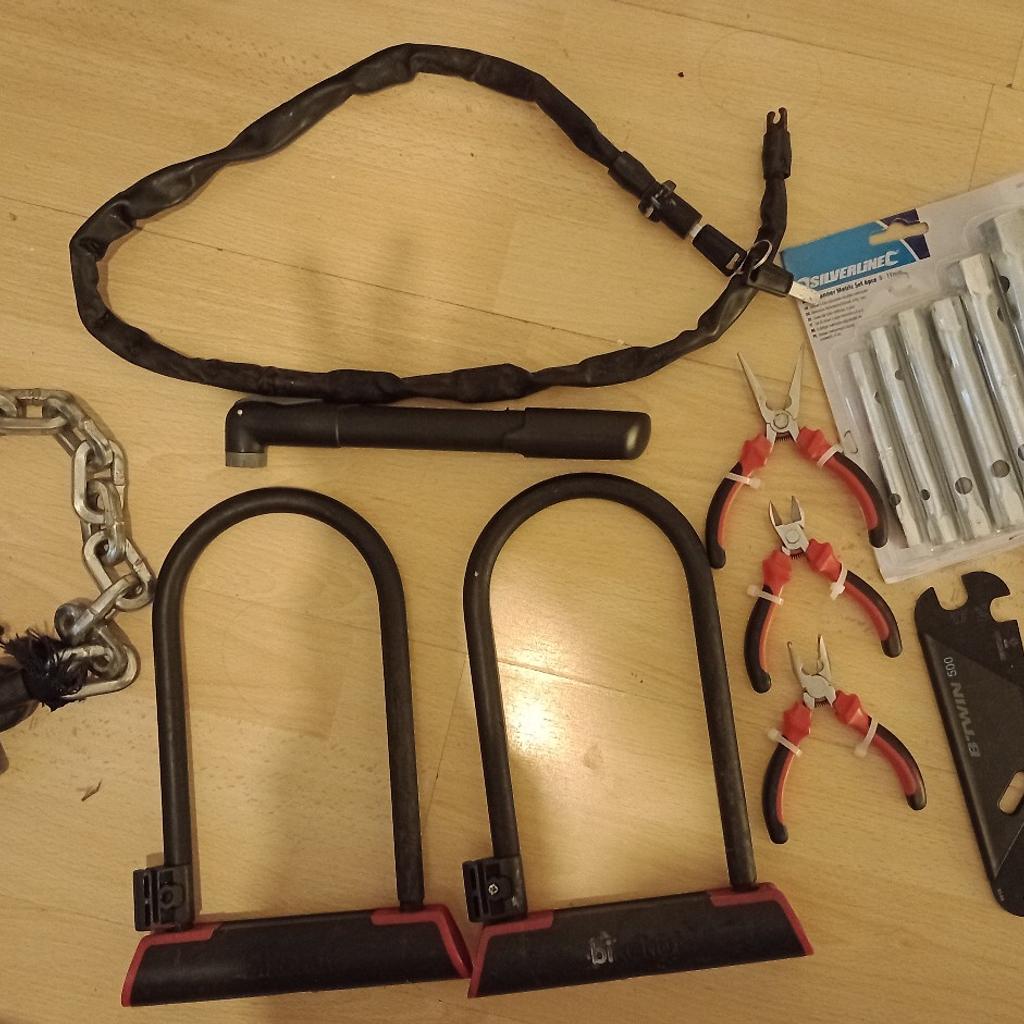 bike lockers and tools in SW17 London für 15,00 £ zum Verkauf | Shpock DE