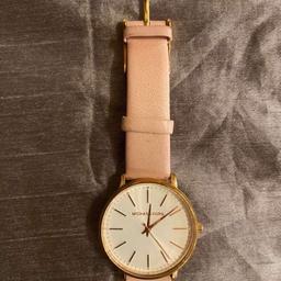 Armbanduhr der Marke: Michael Kors
Farbe: Rosegold mit rosaroten Lederarmband