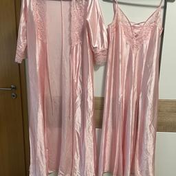 Ich biete eine süße rosa Kombination aus langem Nachthemd mit seitlichen Schlitzen und zugehörigem Mantel. Jeweils mit Spitze. Nur Versand. Keine Abholung.