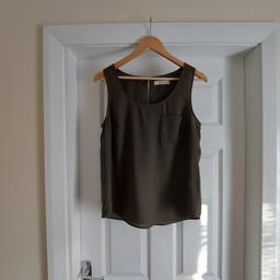 Blouse"Oasis"

 Dark Khaki Colour

 Good Condition

Actual size: cm and m

Length: 60 cm from shoulder centre

Length: 33 cm from armpit side

Shoulder width: 33 cm

Volume hands: 43 cm

Volume chest: 90 cm – 95 cm

Volume waist: 95 cm – 98 cm

Volume hips: 1.00 m – 1.02 m

Size: 14 (UK) Eur 40

Main: 100 % Polyester

Made in China
