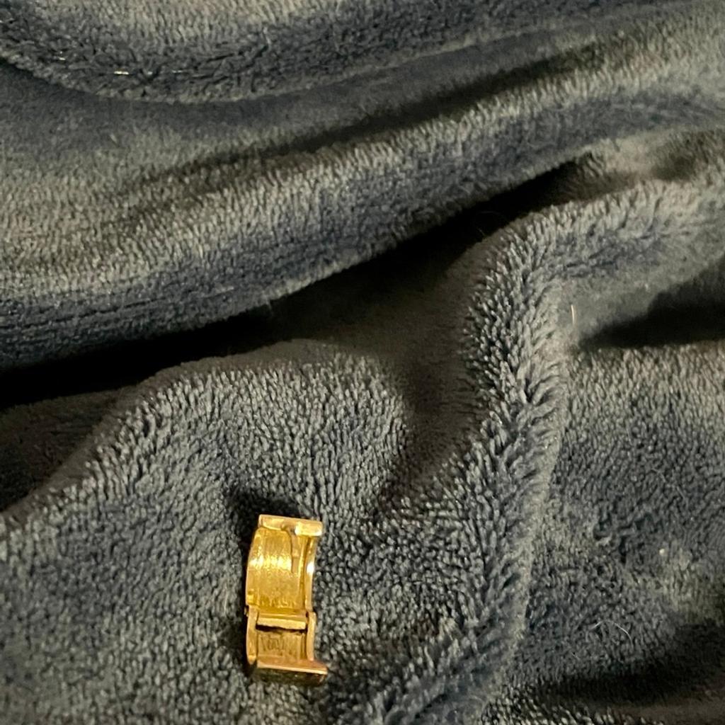 Ich verkaufe einen handgefertigten massive Ohrring Kreole aus
echtem 585er Gold:
Breit : # 8,2 mm
Innen: ø 10 mm
Außen: ø 13,5 mm
wiegt bis zu 4 Gramm
Ganz neue !
Abholen oder Versand !