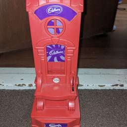 vintage Cadbury Chocolate dispenser machine

discontinued many years ago

now collectable

missing the back hatch for the coin drop but doesn't affect overall performance of the product

comes from a smoke / pet free home

COLLECTION ONLY S64