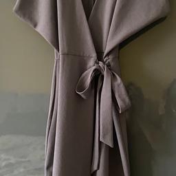 Size 6 Ladies Gorgeous TopShop Grey Fashion Wrap Dress £2.99…Strood Collection or Post A/E….💕

Check out my other items…💕

Message me if wanting multi items save on postage….💕