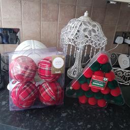 2 NEW BOXES BAUBLES NOT USED
RED AND GREEN
1 PACK VELVET
1 PACK MATERIAL