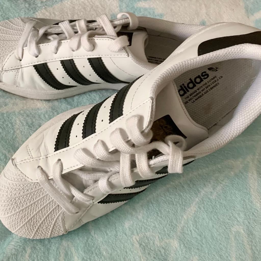 Adidas Superstar Sneaker in Größe 39. Einwandfreier Zustand aus Nichtraucherhaushalt.