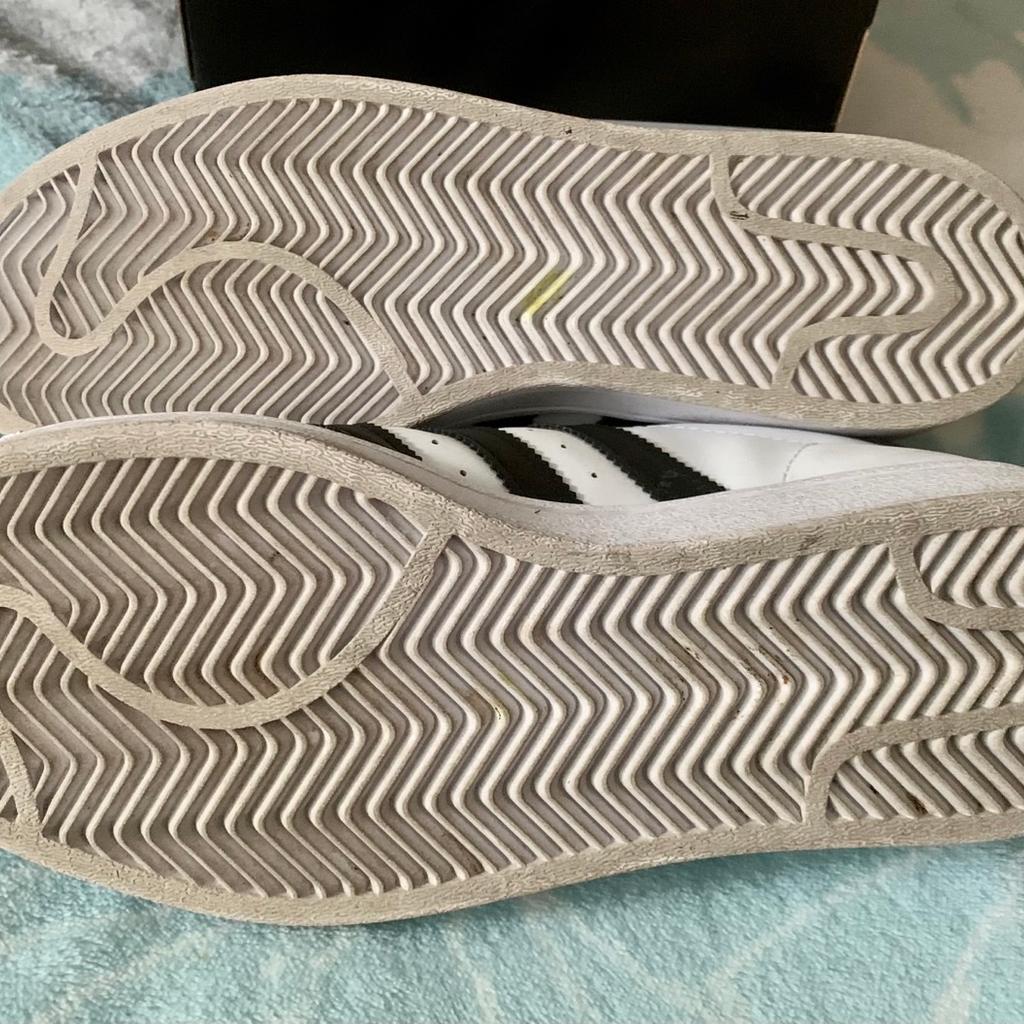 Adidas Superstar Sneaker in Größe 39. Einwandfreier Zustand aus Nichtraucherhaushalt.