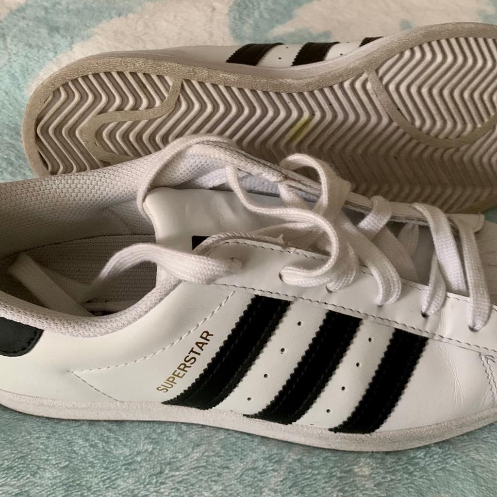 Adidas Superstar Sneaker in Größe 39. Einwandfreier Zustand aus Nichtraucherhaushalt.