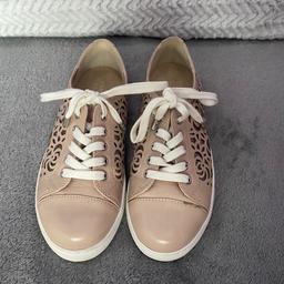 Woman’s Pink (Nude) Cut Out Carvela Kurt Geiger Size 5 Shoes 

Worn a few times, some wear on the left shoe which can be seen in the picture. Will come with box but it is a little damaged in places, which can also be seen in pictures.