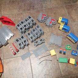 Ein großes Set Lego Duplo bestehend aus
- 36 Schienen Kurven
- 23 Schienen Gerade
- 6 Weichen
- eine Brücke (hier fehlen die original brückenpfeiler, normale Duplo Steine als Ersatz liegen bei)
- Bahnübergang mit zwei Schranken
-2 Elektroloks und 1 Anhänger
-1 Dampflok mit Anhänger
-1 Tank mit zwei Schläuchen
-2 Duplo Figuren
-einige Einzelteile

Funktioniert alles