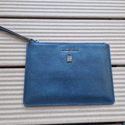 Michael Kors Adele XL Zip Clutch

Größe : ca. 24,5 x 17,5 cm
Zustand : sehr gut / neuwertig
Material : Leder
NP 170 €

Versandkosten trägt der Käufer.

Keine Garantie, Rücknahme und Gewährleistung.
Hab noch andere Anzeigen.