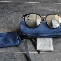 Gucci Sonnenbrille in Cat Eye Silhouette

Datacode : GG 0077SK
Zubehör : Etui, Staubbeutel und Brillentuch
Zustand : sehr gut / neuwertig
NP 450 €

Versandkosten trägt der Käufer.

Keine Garantie , Rücknahme und Gewährleistung.
Hab noch andere Anzeigen.