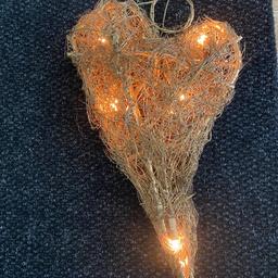 Verkaufe verschiedene Weihnachtsdeko / Deko zum Hängen. Hier ein Holz-Herz in gold mit Beleuchtung. Höhe ca. 43 cm