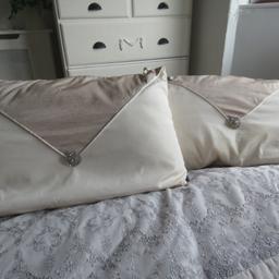 set of 2 beautiful cushions in very good condition only bin on bed