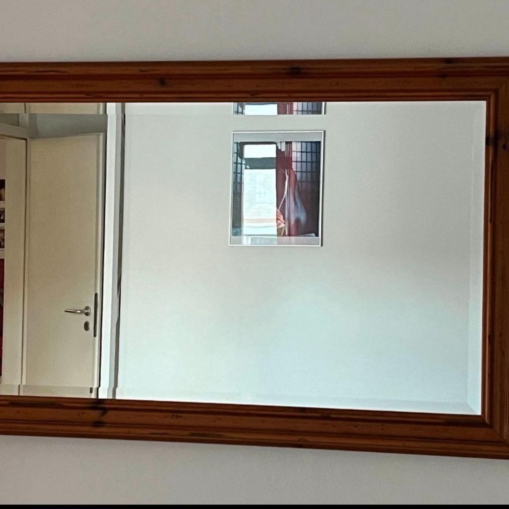 Spiegel den wir in unserem Gästezimmer aufgehängt hatten, sehr guter Zustand und natürlich für diejenigen die Holz einfach lieben. Maße 68 cm hoch und 108 cm breit. Einfach melden bei Gefallen.