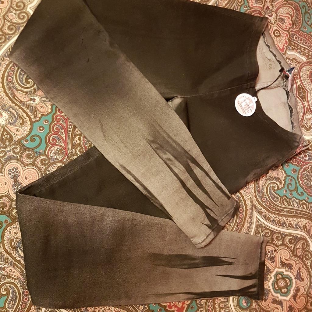 Pantaloni / Jeans elasticizzate , con disegni, colore nero/ grigio, marca Met, chiusura a zip laterale, tg. S (40). Made in Italy. Nuovi.
Vendo anche borsa, stivaletti, maglietta e cardigan.
Guarda anche gli altri miei annunci e risparmia sulle spese di spedizione.
#skinny #jeans #pantaloni #leggings #nero #met #nuovo #denim #jeansdonna #cotone #aderente #grigio #donna #pantalone #ragazza #nuovi