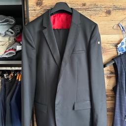Ich verkaufe hier meinen Schwarzen Hugo Boss Anzug Größe 94 weil er mir nicht mehr passt. Er wurde selten getragen und hat wirklich feinen Stoff. Verkauft wird der ganze Anzug also Hose und Sakko.

Versand ist auch möglich.