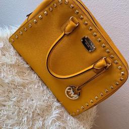 Verkaufe gut erhaltene Michael Kors Handtasche
* Original
* Farbe: Gelb
* auch als Umhängetasche geeignet
* ein Hingucker

Bei gewünschtem Versand trägt der Käufer die Kosten 5,50€