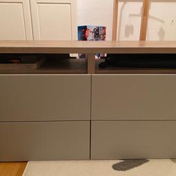 Verkaufe das oben abgebildete BESTA Sideboard von IKEA. Die Farbe ist Holz und grau, die Maße sind 120x42x65 cm.
Der Preis ist auf VB.