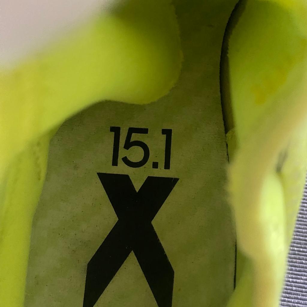 Adidas X 15.1 Fußballschuhe in der Größe 42 2/3.Nur wenige mal getragen die Stolen sind so gut wie garnicht abgenutzt. Man kann die Stolen wechseln für nassen Rasen.