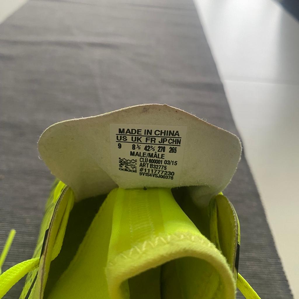 Adidas X 15.1 Fußballschuhe in der Größe 42 2/3.Nur wenige mal getragen die Stolen sind so gut wie garnicht abgenutzt. Man kann die Stolen wechseln für nassen Rasen.