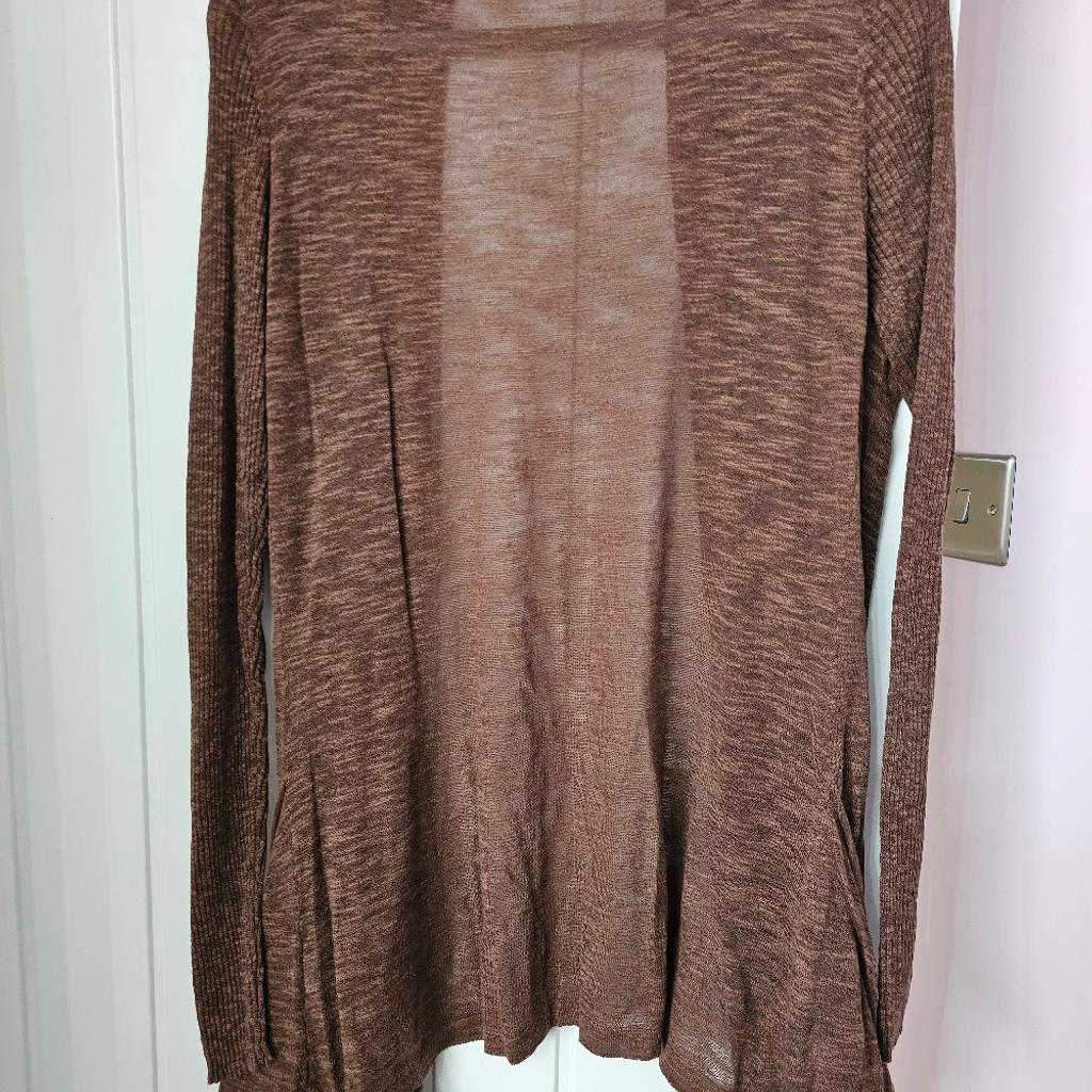 Brand New
Elevate your wardrobe with this brand new Atmosphere brown cardigan in size 18. This versatile piece features a flattering V-neckline, long sleeves and a relaxed fit, making it perfect for both casual and travel occasions. The lightweight material, made of a blend of viscose and cotton, makes it ideal for spring and summer seasons.
The cardigan also comes with convenient pockets and an open design, making it easy to style with any outfit. Machine washable for hassle-free care,