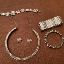 5 pieces of jewellery in silver colour all good condition
