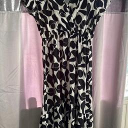 Size 16 
From boohoo 
Think I might have wore it once at most 
Maxi dress 
Cash on collection from b37 area of Birmingham